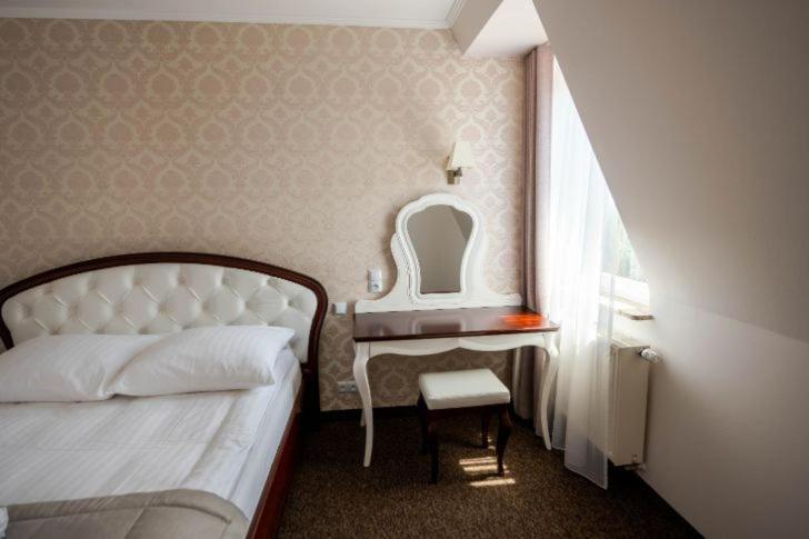 Hotel Palacowa Narol Ngoại thất bức ảnh